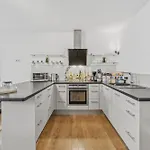 Bat Solutions Altstadt - Alles Was Ein Nicht Bietet - Direkt Am Beruehmten Wasserfall - 151 Qm Stadthaus Von 1732 Fuer 12 Personen - Dachterrasse Mit Grill & Weinbergblick - Garage & Weinkeller ساربورغ