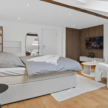 3 Queen Beds Waterfall Garage Terrace Center Vakantiehuis *