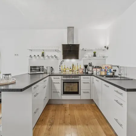 Bat Solutions Altstadt - Alles Was Ein Nicht Bietet - Direkt Am Beruehmten Wasserfall - 151 Qm Stadthaus Von 1732 Fuer 12 Personen - Dachterrasse Mit Grill & Weinbergblick - Garage & Weinkeller Saarburg