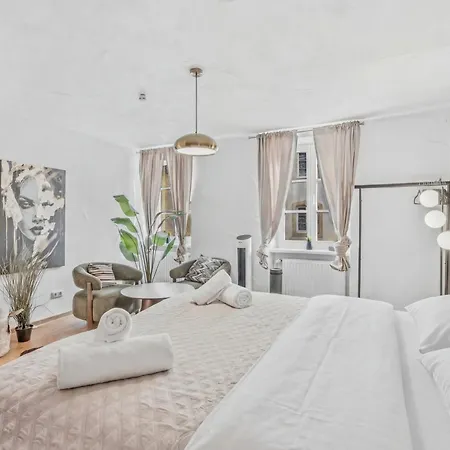 Bat Solutions Altstadt - Alles Was Ein Nicht Bietet - Direkt Am Beruehmten Wasserfall - 151 Qm Stadthaus Von 1732 Fuer 12 Personen - Dachterrasse Mit Grill & Weinbergblick - Garage & Weinkeller * Saarburg