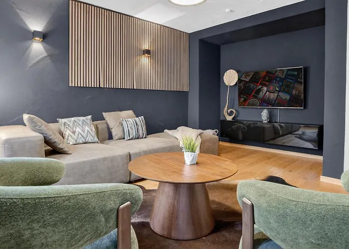 3 Queen Beds Waterfall Garage Terrace Center *