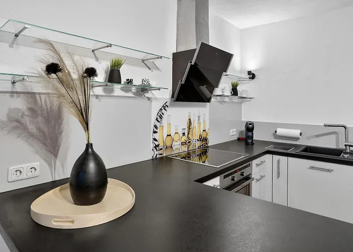 Bat Home Solutions Saarburg Altstadt - Alles Was Ein Hotel Nicht Bietet - Direkt Am Beruehmten Wasserfall - 151 Qm Stadthaus Von 1732 Fuer 12 Personen - Dachterrasse Mit Grill & Weinbergblick - Garage & Weinkeller Prázdninový dům Saarburg