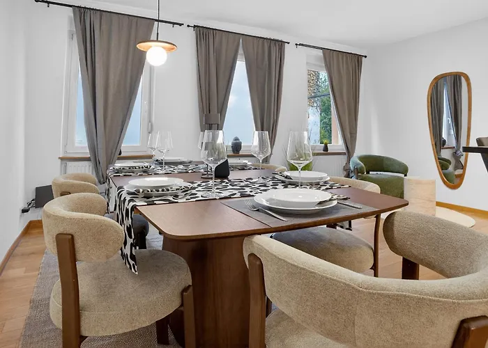 3 Queen Beds Waterfall Garage Terrace Center Ferienhaus