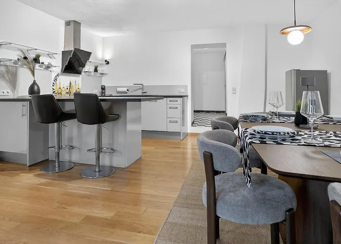 3 Queen Beds Waterfall Garage Terrace Center Ferienhaus